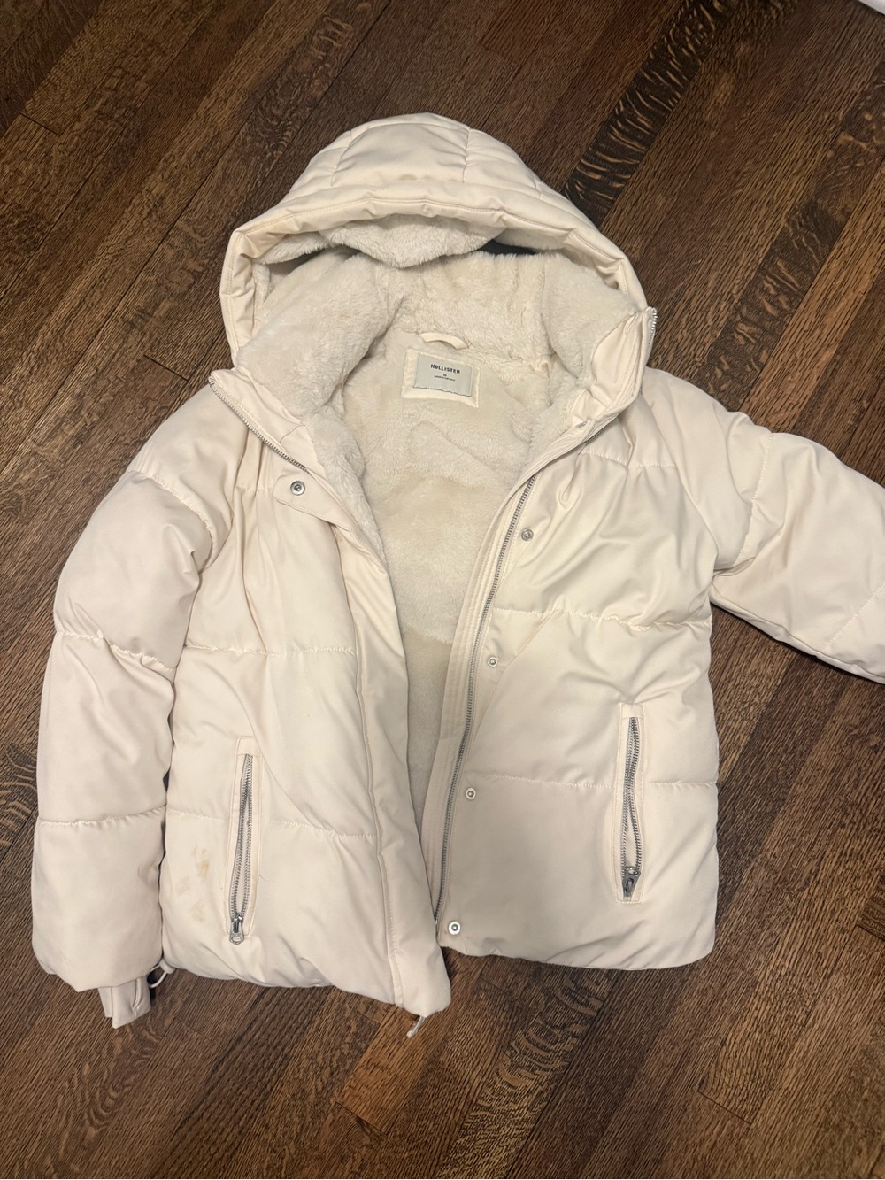 Hollister Women's Cream Hooded Puffer Jacket with Sherpa Lining so warm